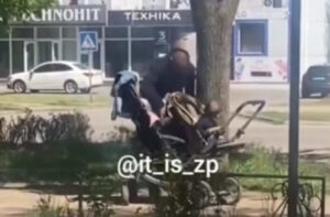 Дитина плаче, а він силоміць саджає: інцидент із візком у Запоріжжі (ВІДЕО)