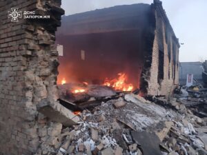 Під Запоріжжям через обстріл спалахнула газова труба біля житлового будинку