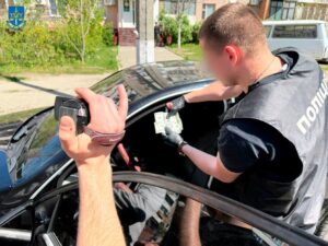 У Запоріжжі викрили чоловіка, який за 9 тисяч доларів пропонував виїзд за кордон