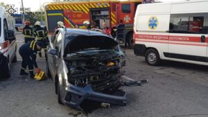 У Запоріжжі зіштовхнулися Ford і Volkswagen: одного з водіїв затисло в авто (ФОТО)