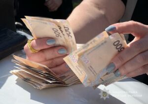 У Запоріжжі посадовицю піймали на хабарі в розмірі 100 тисяч гривень