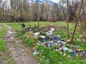 У Запоріжжі поблизу лікарні виявили звалище відходів (ФОТО)