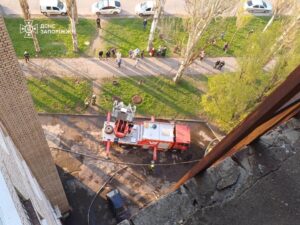 У Запоріжжі спалахнула пожежа на 8-му поверсі багатоповерхівки: жителів будинку евакуювали (ФОТО)