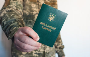 Деяких жінок і чоловіків автоматично візьмуть на військовий облік, – Кабмін