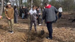 В Запорожье высадили 89 дубов в новосозданном парке в честь героев (ВИДЕО)