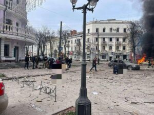 Жахливий удар по Сумах: десятки загиблих, тіла розкидані по вулиці (ВІДЕО 18+)