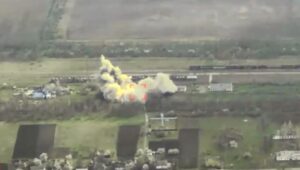 ЗСУ показали, як авіабомбами знищили ангар з окупантами під Пологами (ВІДЕО)