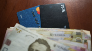В шести банках Украины продолжают действовать лимиты на карточные переводы