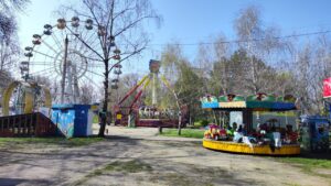 Почему в «Дубовке» нет детских площадок и до сих пор старые неработающие аттракционы: Харченко дала ответ