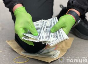 У Запоріжжі викрили юриста, який за 15 тисяч доларів обіцяв зняття з військового обліку (ФОТО)