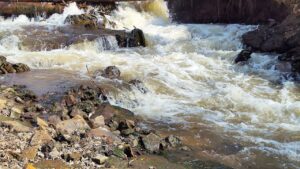 Як у Запоріжжі виглядає незвичний водоспад, що утворився після підриву Каховської ГЕС (ВІДЕО)
