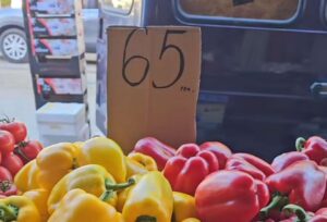 Капуста по 60, клубника по 200: свежие цены с рынка Анголенко в Запорожье (ВИДЕО)