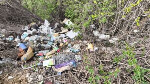 У Запоріжжі біля річки Суха Московка виявили масштабне сміттєзвалище (ФОТО)