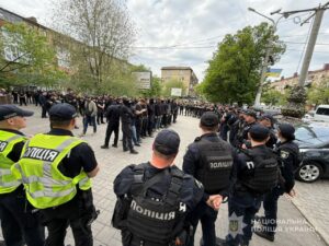 У поліції розповіли, чому в центрі Запоріжжі зібралися молодики в балаклавах (ФОТО)