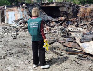 Екоінспектори показали величезну вирву від атаки БпЛА в Запоріжжі (ФОТО)