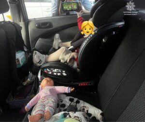 У Запоріжжі жінка випадково закрила дитину в авто: її врятували патрульні
