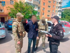 У Запоріжжі студент за гроші виготовляв фіктивні документи для виїзду за кордон
