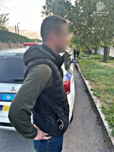 В Запорожье двое мужчин похитили платежный терминал из магазина (ФОТО)