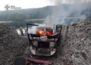 У Запоріжжі на березі Дніпра загорівся човен (ФОТО)