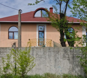 Двоповерховий будинок з терасою: в Запоріжжі виставили на торги нерухомість боржника (ФОТО)