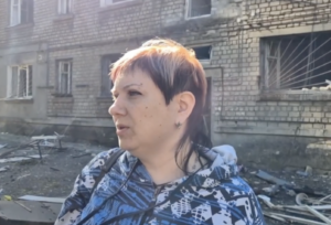 Донька шукає батька після нищівного удару дрона по будинку в Запоріжжі (ВІДЕО)