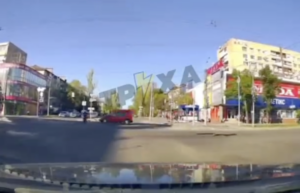 «Летів» на червоний: у Запоріжжі легковик збив мотоцикліста на перехресті (ВІДЕО)