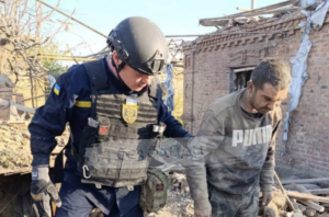 Оріхів атакували 8 КАБів: людей дістають з-під завалів (ФОТО, ВІДЕО)
