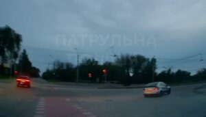 У Запоріжжі водій Mercedes після ДТП влаштував перегони з поліцією (ВІДЕО)