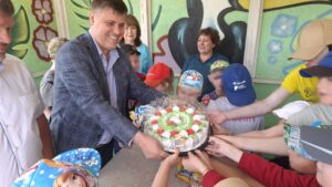 У перший день літа пацієнти дитячого відділення протитуберкульозного диспансеру отримали солодощі