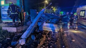Серйозна аварія в Запоріжжі: мотоцикліста витягували з-під легковика (ФОТО)