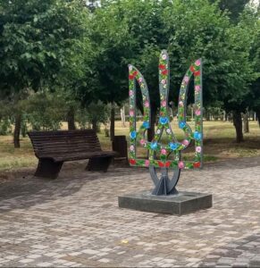 Новий і неушкоджений: в Хортицькому районі відновили український Тризуб (ФОТО)