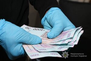У Запоріжжі шахрай за проведення “очищувального обряду” викрав більше 3 тисяч доларів
