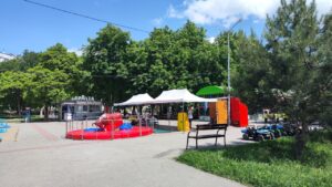 Діти заслуговують на щасливе дитинство: у Запоріжжі в сквері облаштують дитячий майданчик і батут (ФОТО, ВІДЕО)