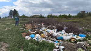 У Запоріжжі виявили масштабне сміттєзвалище поблизу житлового будинку (ФОТО)