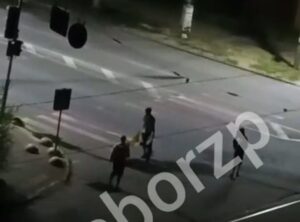 У Запоріжжі поліція розшукала молодиків, які пошкодили прапори (ВІДЕО)