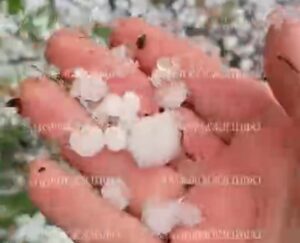 Запоріжжя несподівано почало засипати градом (ВІДЕО)