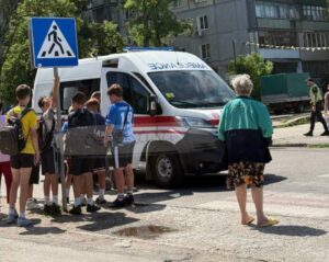 У Запоріжжі легковик збив на переході дитину: що відомо (ВІДЕО)