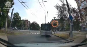 У Запоріжжі водій тролейбусу порушив правила ПДР і отримав постанову (ФОТО)
