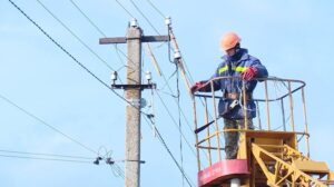 Бригада енергетиків потрапила під обстріл на Запоріжжі
