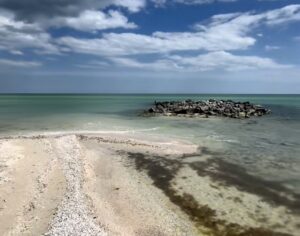 Як виглядає окупована Кирилівка влітку 2025 (ВІДЕО)