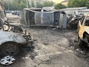 Вибухи у Запоріжжі: через атаку Шахедів у місті десятки згорілих авто та пошкоджені будинки (ФОТО, ВІДЕО)