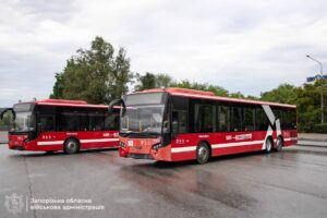 В Запорожье прибыли автобусы от Франции и Швеции: как они выглядят (ФОТО, ВИДЕО)