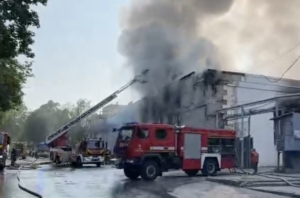 Росіяни тричі вдарили по складу з гуманітарною допомогою “Белуга” в Запоріжжі (ВІДЕО)
