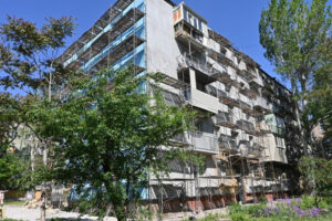 У Запоріжжі вдруге відбудовують багатоповерхівку після ворожих атак (ФОТО)