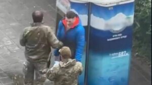 Працівник ТЦК, обвинувачений у побитті вчителя з Харкова, переведений на Запорізький напрямок (ВІДЕО)