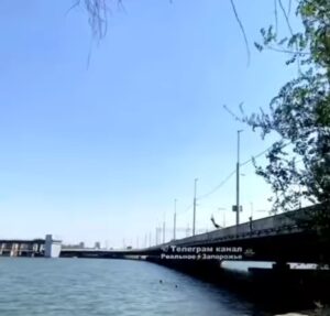 Небезпечне захоплення: на Правобережжі підлітки стрибають із мосту ДніпроГЕСу (ВІДЕО)