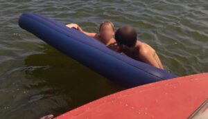 У Запоріжжі двох дітей на надувному матраці віднесло на глибину (ФОТО)