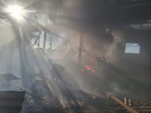 У Запоріжжі внаслідок обстрілу загорівся ангар (ФОТО)