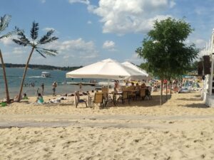 Як зараз виглядає відпочинок на Блакитних озерах під Дніпром (ВІДЕО, ФОТО)