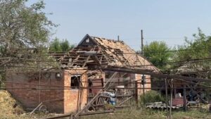 “Якби ще трохи, ніхто живий не лишився б”: у Біленькому оговтуються після нічного авіаудару РФ (ВІДЕО)
